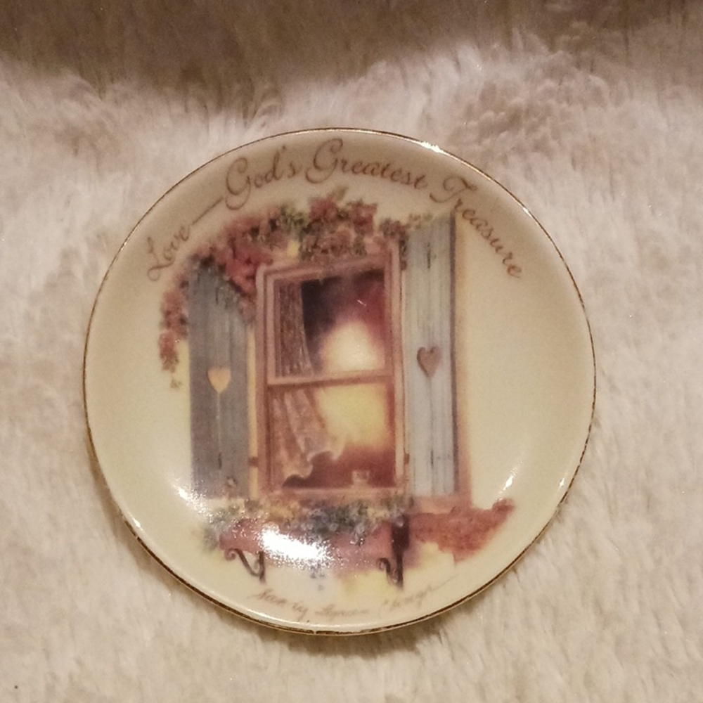 Decorative Plate with Heart Window Design